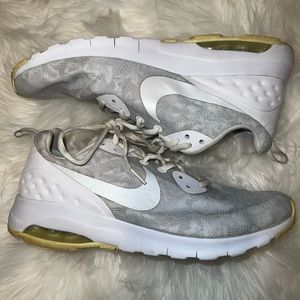 ✨Nike Tanjun Sneakers✨